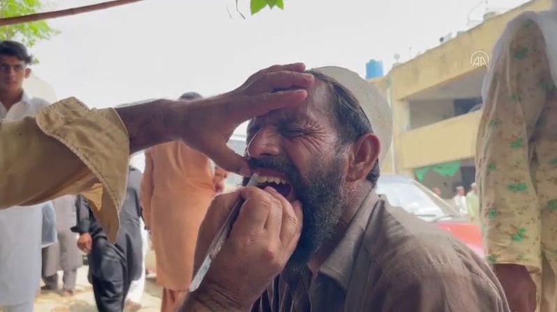Pouliční zubař v Pákistánu léčí lidi přímo na ulici